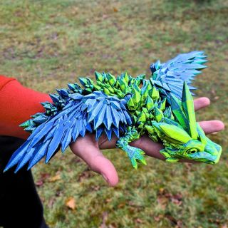 🫶 Náš nový 3D mládě krystalového draka s křídly. 🐉 Objednávej na svickomanie3d.cz 💖